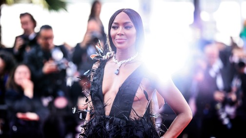 Naomi Campbell mélyen dekoltált Valentino estélyiben hódít