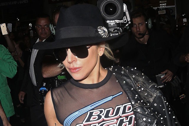 lady gaga, melle, villantás, áttetsző felső, sort