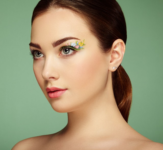 Nem undoritó, nem obszcén, egyszerűen csak csodaszép az új tusvonal-trend!