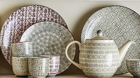 Nosztalgia a konyhában – vintage mintás teáskészlet és tányérok, amelyek a grandmacore stílus esszenciáját hozzák el az otthonodba