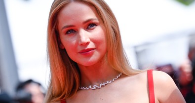 Jennifer Lawrence flip-flop papucsban lépett a vörös szőnyegre, és imádjuk érte
