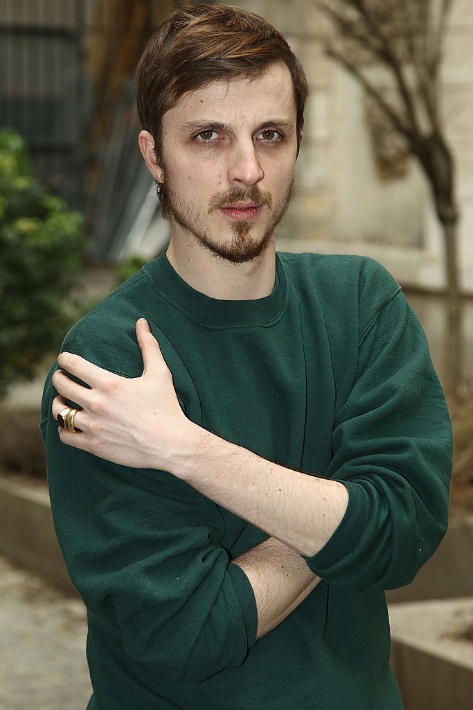 Glenn Martens kedveli a kollaborációkat, nemrég a H&M-mel is összeállt egy kollekció erejéig