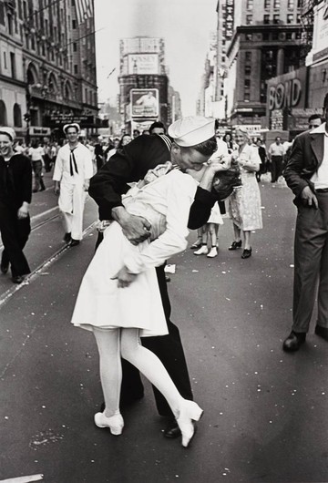 1945. augusztus 14-én a New York-i Times Square-en készítette ezt a fotót Alfred Eisenstaedt, amikor Japán megadta magát, és véget ért a második világháború. 