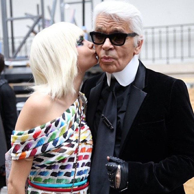 Cara imádja Karlt. Hát mi is!