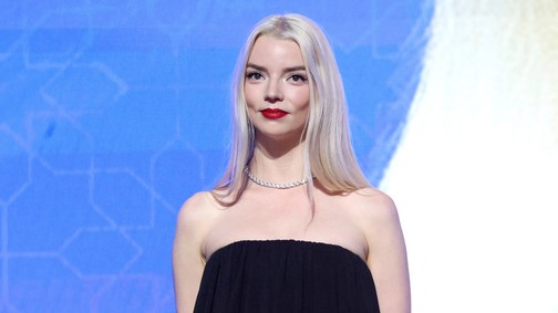 Anya Taylor-Joy ruhájából ordít a meztelenség, elképesztően merész szettet vállalt be a vörös szőnyegen