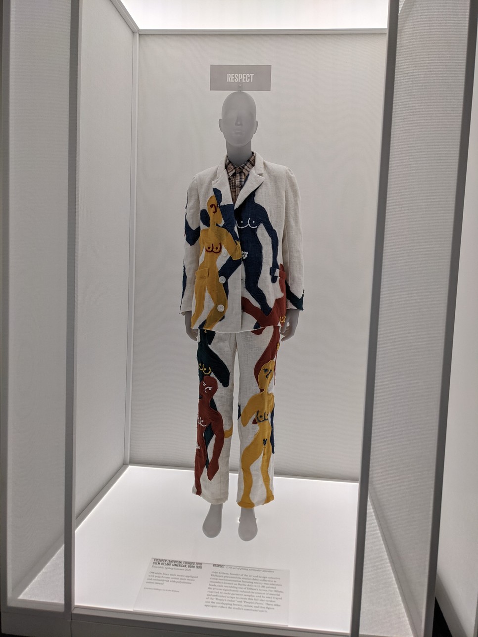 A KidSuper 2021-es tavaszi-nyári kollekciójának darabja a "Respect" azaz tisztelet szócikkelyt jeleníti meg a primitív műalkotásokat idéző emberi alakokat formázó nyomatokkal