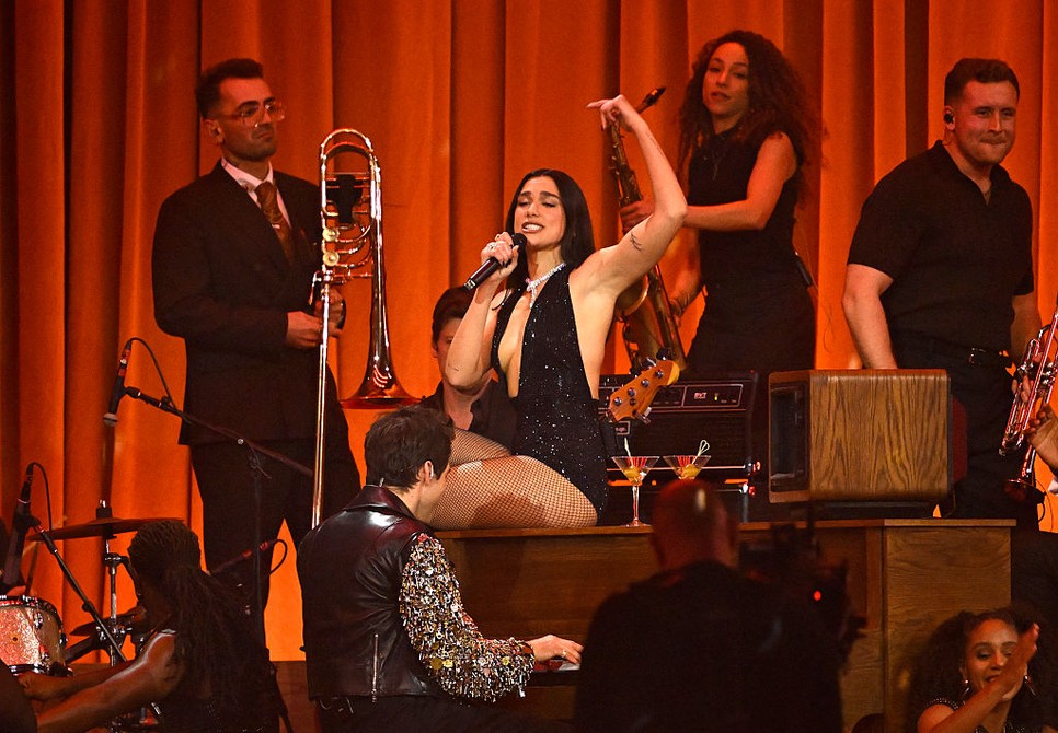 A köldökig kivágott darab egyszerre volt provokatív és kifinomult