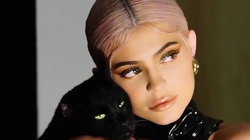 Kylie Jenner legvadabb halloweeni szettje: egy fehérneműs pillangónak öltözött