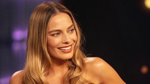 Margot Robbie egy szál melltartóban érkezett a párizsi divathétre, minden tekintetet magára vonzott