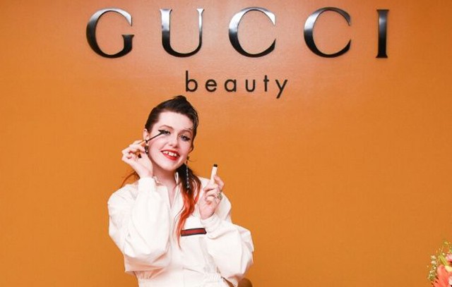 Botrány lett a Gucci sminkreklámjából a modell fogai miatt