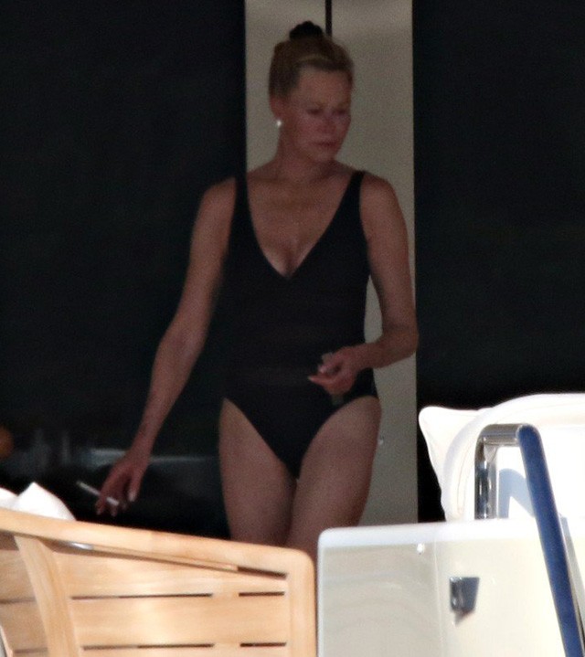 Melanie Griffith smink nélkül, fürdőruhában