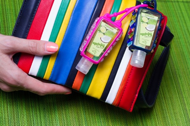 A legújabb fertőtlenítő zselé nem csak tisztít, de a kedvenc táskadíszeddé is válhat