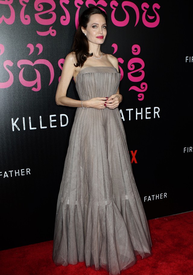 Angeline Jolie csontos kezet és óriási tetoválást villantott!