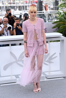 Kristen Stewart egy klasszikusan elegáns Chanel együttesre szavazott, amit áttetsző maxiszoknyával tett igazán különlegessé. Ennek köszönhetően egyszerre ordított a szettjéből a kifinomultság és a meztelenség. 