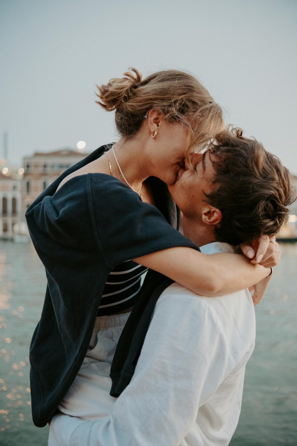 Tudományos kutatások szerint a csók biológiai funkciója elősegítheti a párválasztást.