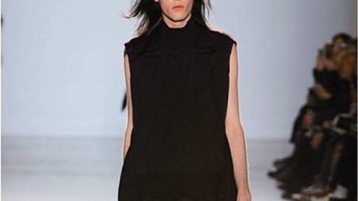 A trend, ami biztos nem fut be: Rick Owens péniszvillantós ruhái