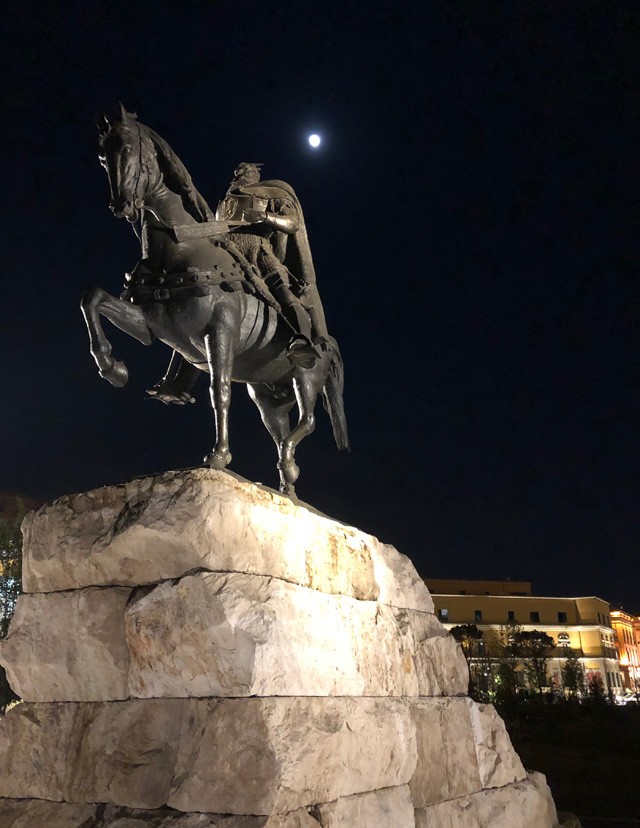 Szkander bég szobra, Tirana