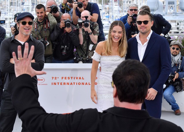 Brad Pitt, Margot Robbie, Leonardo DiCaprio és Quentin Tarantino viccelődik a cannes-if fotózáson
