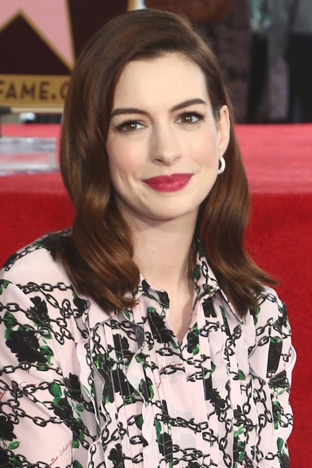 Anne Hathaway merész ruhában mutatta meg kerekedő pocakját a vörös szőnyegen