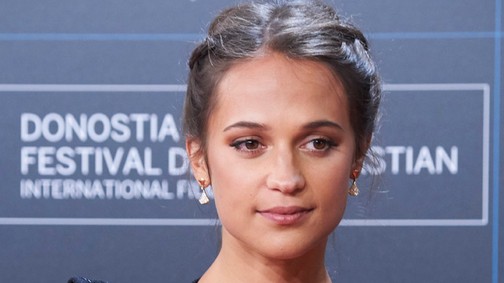 Alicia Vikander köldökig kivágott ruhában is annyira bájos
