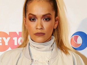 Rita Ora fekete öves karatésnak öltözött!