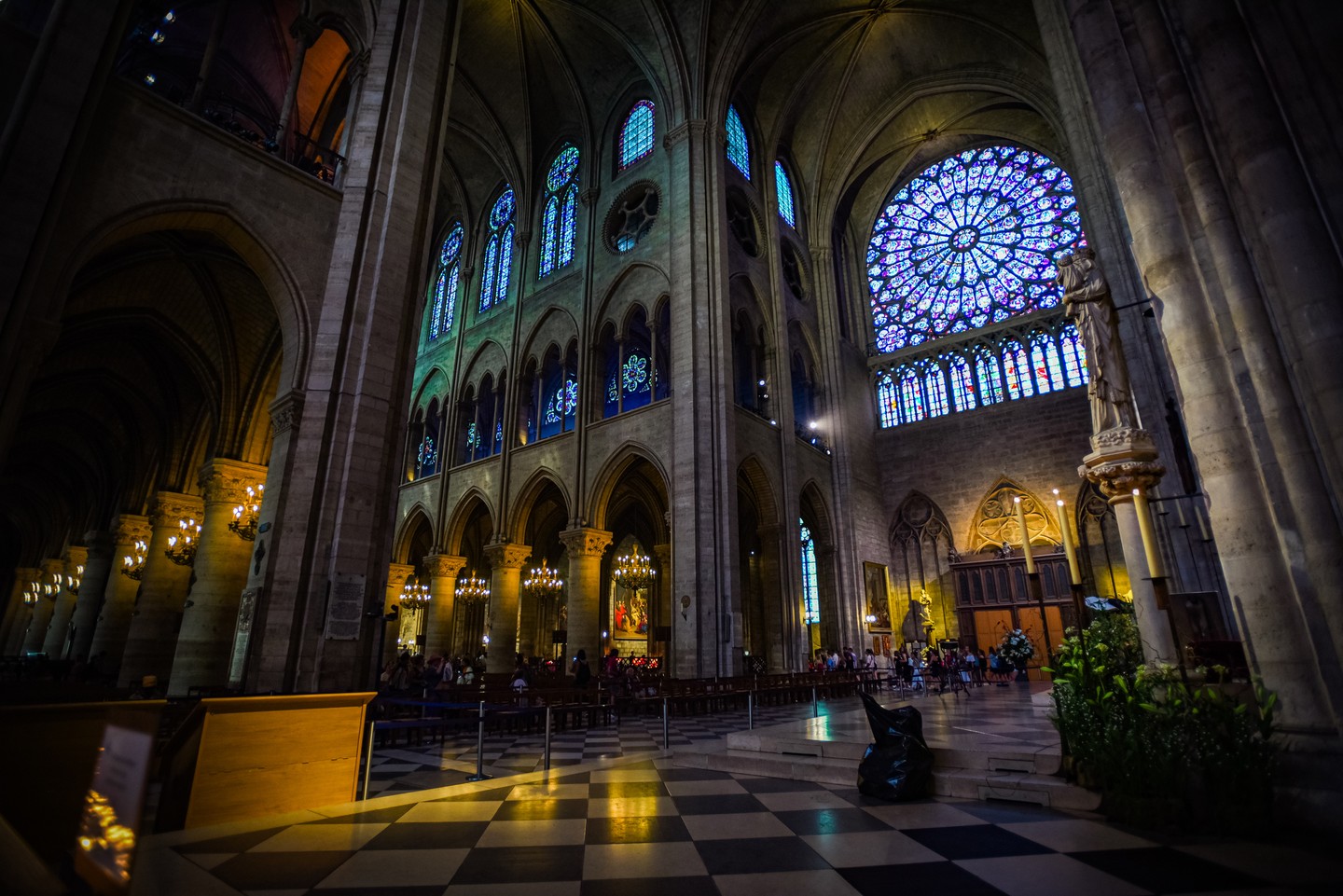 A Notre-Dame belseje a gótikus építészet egyik leglátványosabb példája, tele történelmi kincsekkel és szimbolikus elemekkel. Az egyik legérdekesebb részlet a hatalmas, színes üvegablakok, amelyek a Biblia történeteit mesélik el.  A tűzvész során ezeknek a mesterműveknek szerencsére sikerült épségben megmaradniuk.