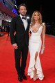 Jennifer Lopez 2021-ben, Ben Affleck oldalán Georges Hobeika hófehér kreációjában villantott hatalmas dekoltázst. 