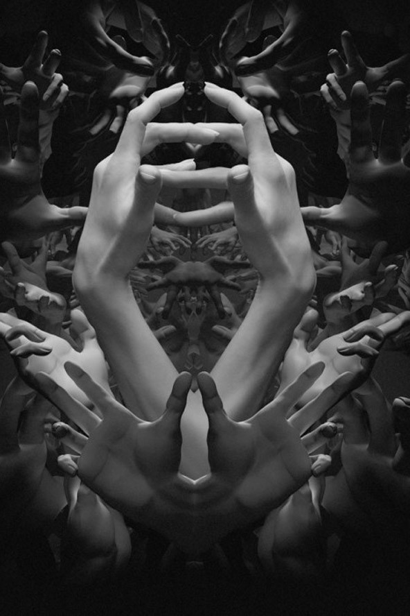 Képünk Riccardo Tisci a Visionary felkérésére készült vallásos témájú könyvéből csentük