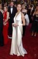 2004: Angelina Jolie egy Marc Bouwer ruhát viselve vonult az Oscar-gála vörös szőnyegén