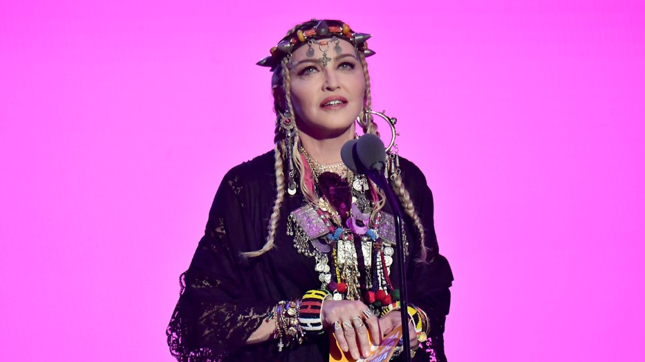 A 66 éves Madonna legfrissebb fotóin tükörsima arcbőrrel jelent meg egy jótékonysági esten