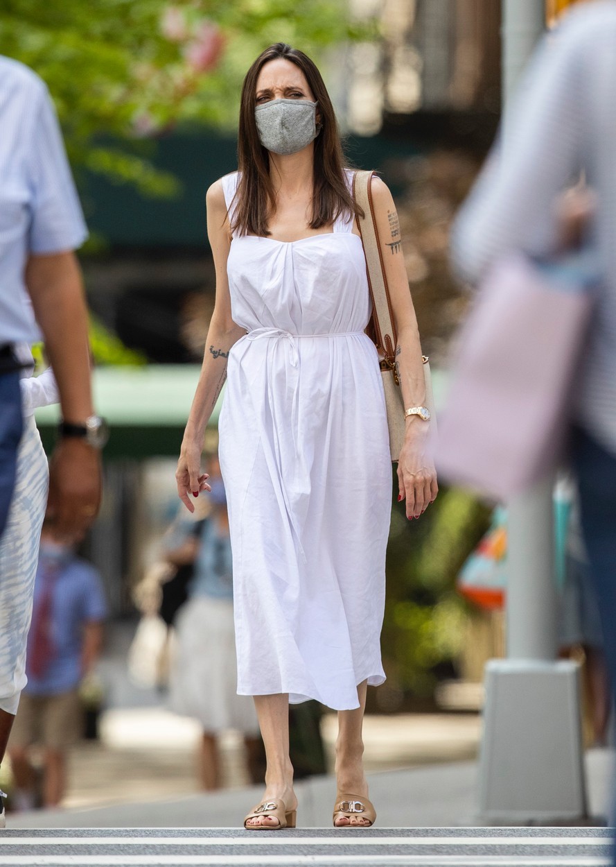 Ha azt halljuk: A NYÁRI RUHA. Pontosan így képzeljük el. Laza szabás, a hőségben is hálás anyag. Kell ennél több? 