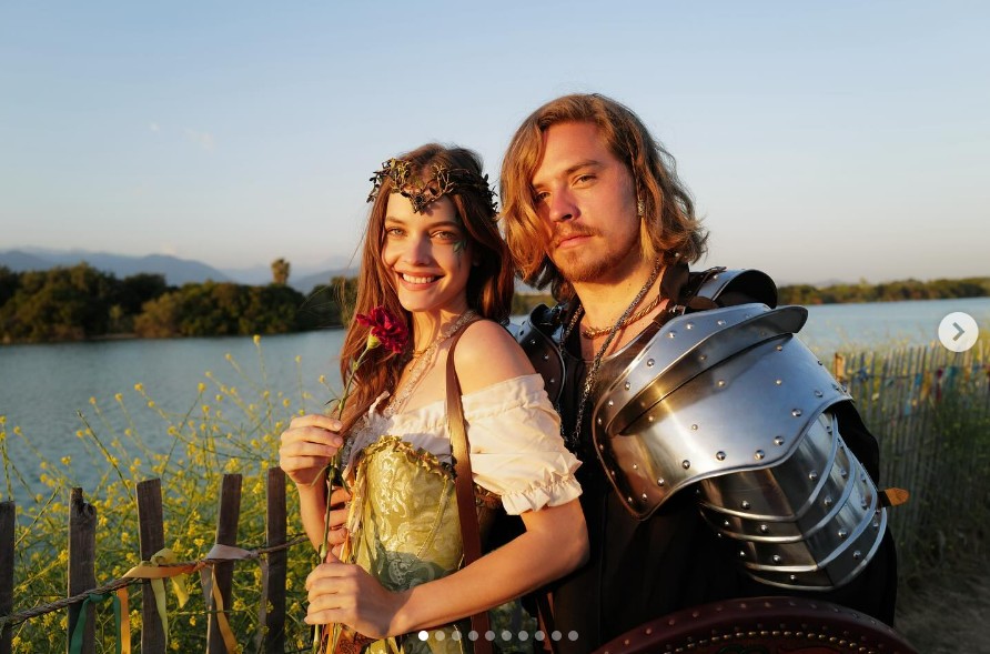 Palvin Barbara és Dylan Sprouse, mint a reneszánsz kor szerelmesei