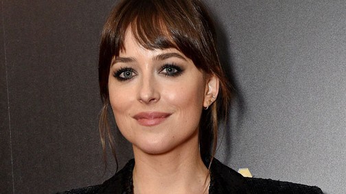 Dakota Johnson flitteres blézeréért MOST elindulunk a boltba