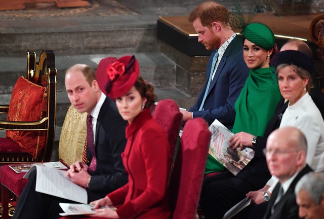 A hercegi párok a királynő érkezésére várnak