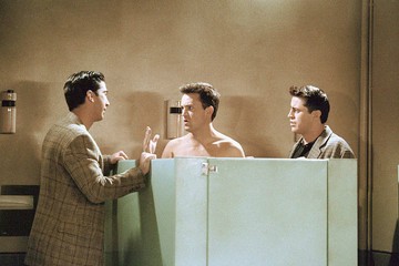 A szuperkupa után 2. rész (The One After the Superbowl Part 2). A 2. évad 13. része egyszerűen zseniális. Ez az a rész, amikor Julia Roberts feltűnik a Jóbarátokban. A karaktere és Chandler vacsorázni mennek, utóbbi randipartnere női fehérneműjében. A vacsora közepén kiosonnak a férfi mosdóba, ahol Chandler mindent levesz, kivéve a bugyit. Szeretkezés helyett megtréfálják, Julia Roberts karaktere ellopja Chandler minden ruháját. A nő ezzel bosszulta meg azt a gyerekkori rossz emléket, amikor a kis Chandler felemelte a szoknyáját, ezzel láthatóvá téve az osztálytársak előtt a fehérneműjét. Így Chandler egy szál női fehérneműben marad, Joey és Ross így találnak rá. 