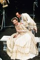 Ez a bájos kép Michelle Pfeifferről és John Malkovichról a Veszedelmes viszonyok (Dangerous Liaisons, 1988) című film egyik jelenetét ábrázolja. A kosztümös drámában Pfeiffer Madame de Tourvel szerepét alakította, aki egy tragikus sorsú, tiszta lelkű nőként keveredik a romlott arisztokrácia intrikáiba. A filmben nyújtott érzékeny és mély alakítása Golden Globe-jelölést hozott számára.