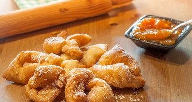 Készítsd el a nagyik bombabiztos édességét: íme a csörögefánk receptje!