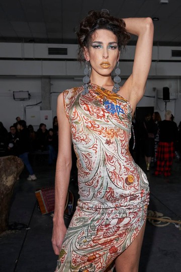 Raya Martigny az Andreas Kronthaler for Vivienne Westwood 2024-25 ősz-tél divatbemutatón