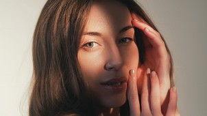 Arcjóga otthon? Szakértővel vettük végig az új szépségápolási irányzat alapjait