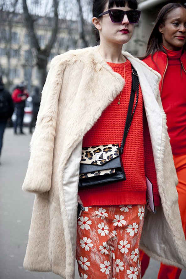 Modern szabásvonal klasszikus kabáton, a táskát se felejtsük ki!