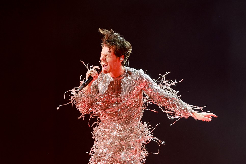 Korábban Elton John, David Bowie, Prince voltak a showbiznisz nemsemleges divatkirályai, most Harry Styles az