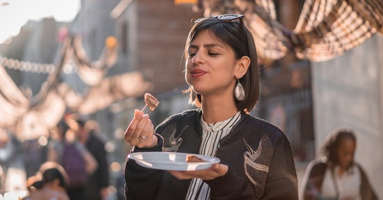 Hizlal, ha állva esszük meg az ételt? Szakértő árulta el, mi igazság