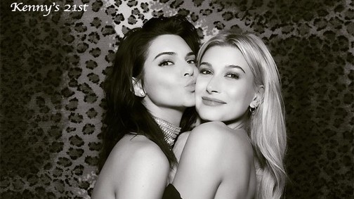 Pornószínésznők buliznak? Á, csak a Kardashian família szülinapozik!