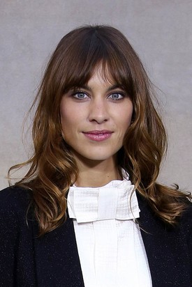 Alexa Chung a klasszikus, kicsit dekadens angol sikk képviselője. Ehhez pedig elengedhetetlen a laza frufru.