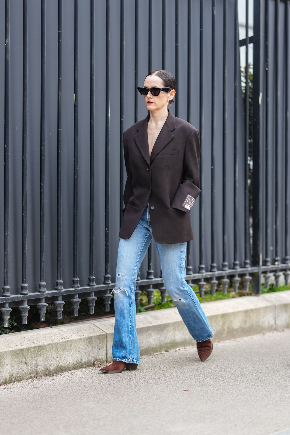 A szaggatott farmer most sosem látott sikkel tér vissza, érdemes kipróbálni vagány és csinos bokacsizmával is