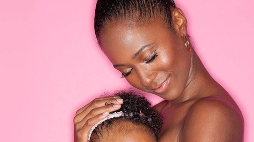 Ez a fiatal anyuka rúdtáncolás közben szoptatja kislányát