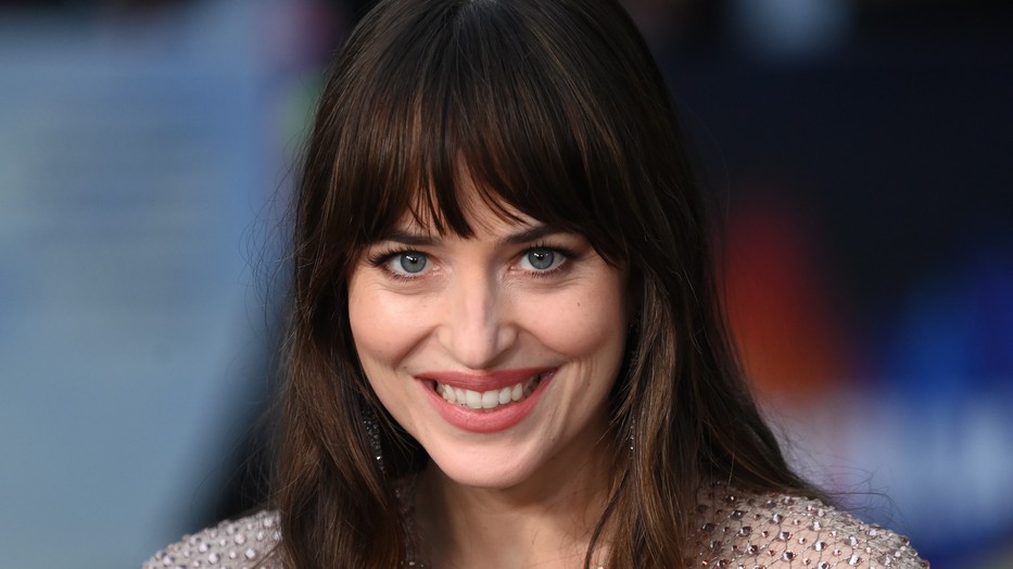 Mivel hordd a bő szárú farmert? Dakota Johnson megmutatja
