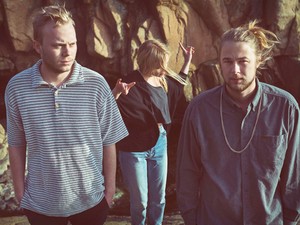 Csak egy szám: Repülj a felhők fölé a Postiljonen új dalával