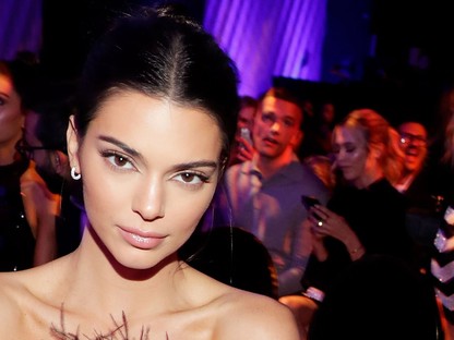 Mi fázunk helyette: Kendall Jenner a hóban, egy szál bikiniben szexizik
