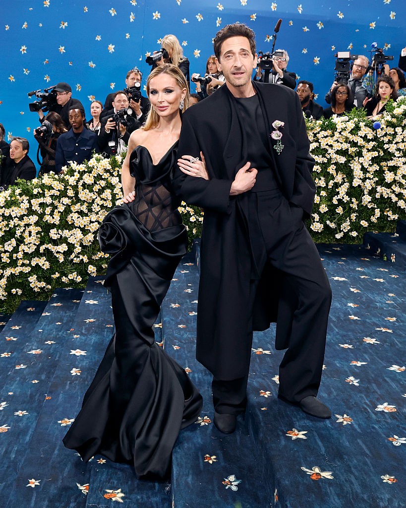 Georgina Chapman és Adrien Brody tetőtől talpig feketében érkeztek. A színész divattervező felesége saját márkájának egyik meztelenruhájában ragyogott. 